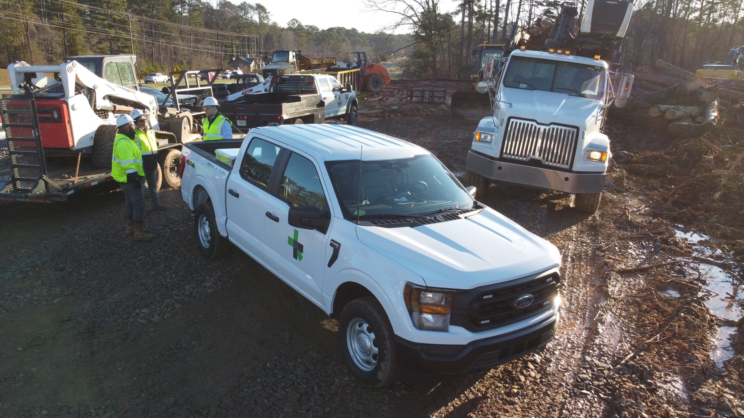 230804_fp_finsimple_reeves-young_f150-on-worksite-with-contractors-3840x2160